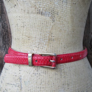 90-tals rött ormskinnsbälte med smalt byxmönster | 80-tals rött ormskinnsbälte med pytonmönster | 23,5 till 27,5