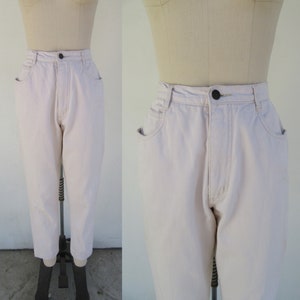 Puede incluir: Un par de pantalones vaqueros de color rosa claro de cintura alta y pierna recta.