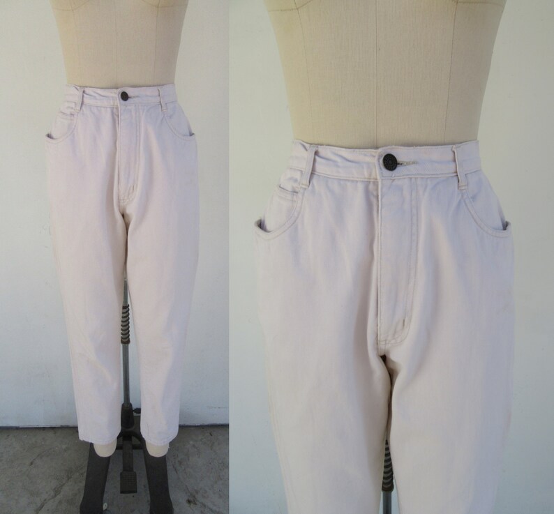 Puede incluir: Un par de pantalones vaqueros de color rosa claro de cintura alta y pierna recta.