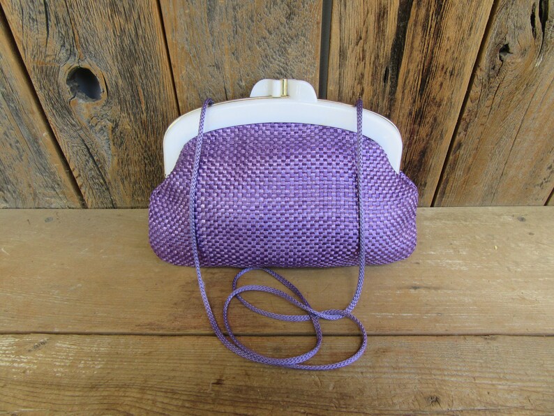 Resort Chic Woven PUrple Lilac Metal Frame Clutch with Strap Purse Resort Bag 80s Woven Raffia Purple Metal Frame Crossbody Bag
