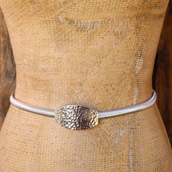 Jaren 80 dikke brede zilverkleurige metalen stretch riem met slangenprint en gesp | 24 tot 28
