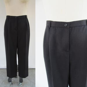 Puede incluir: Pantalón negro de cintura alta con pierna recta y cierre de botón.