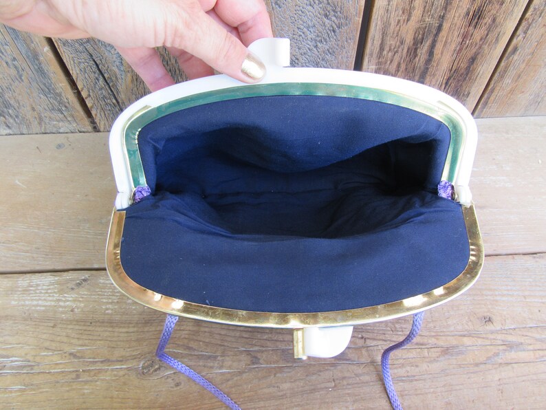 Resort Chic Woven PUrple Lilac Metal Frame Clutch with Strap Purse Resort Bag 80s Woven Raffia Purple Metal Frame Crossbody Bag