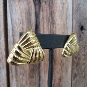 90s Woven Gold Tone Triangle Button Earrings | Geo Geometric Earrings | Ribbed Scalloped Triangle Statement Earrings