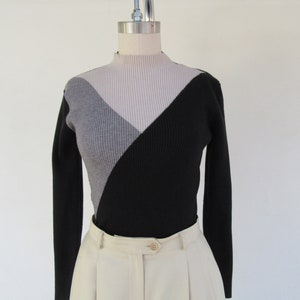 90er Jahre Geripptes Strick Top | Stehkragen Mockneck Grau, Schwarz und Beige Strickoberteil | Minimal Minimalist Strick Shirt | S