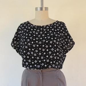 90s Black and White Ditsy Floral Rayon Blouse | Boxy Fit 1990s Top Shirt | Geo Floral Print Officecore Blouse | Medium