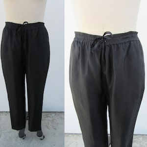 以下が含まれることがあります： ドローストリングウエストのブラックサテンパンツ