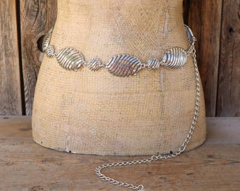 Ceinture concho à chaîne ovale avec anneau ovale découpé dans les années 90 | Ceinture tendance moderniste | Ceinture en métal argenté | Grandes tailles 29 à 45