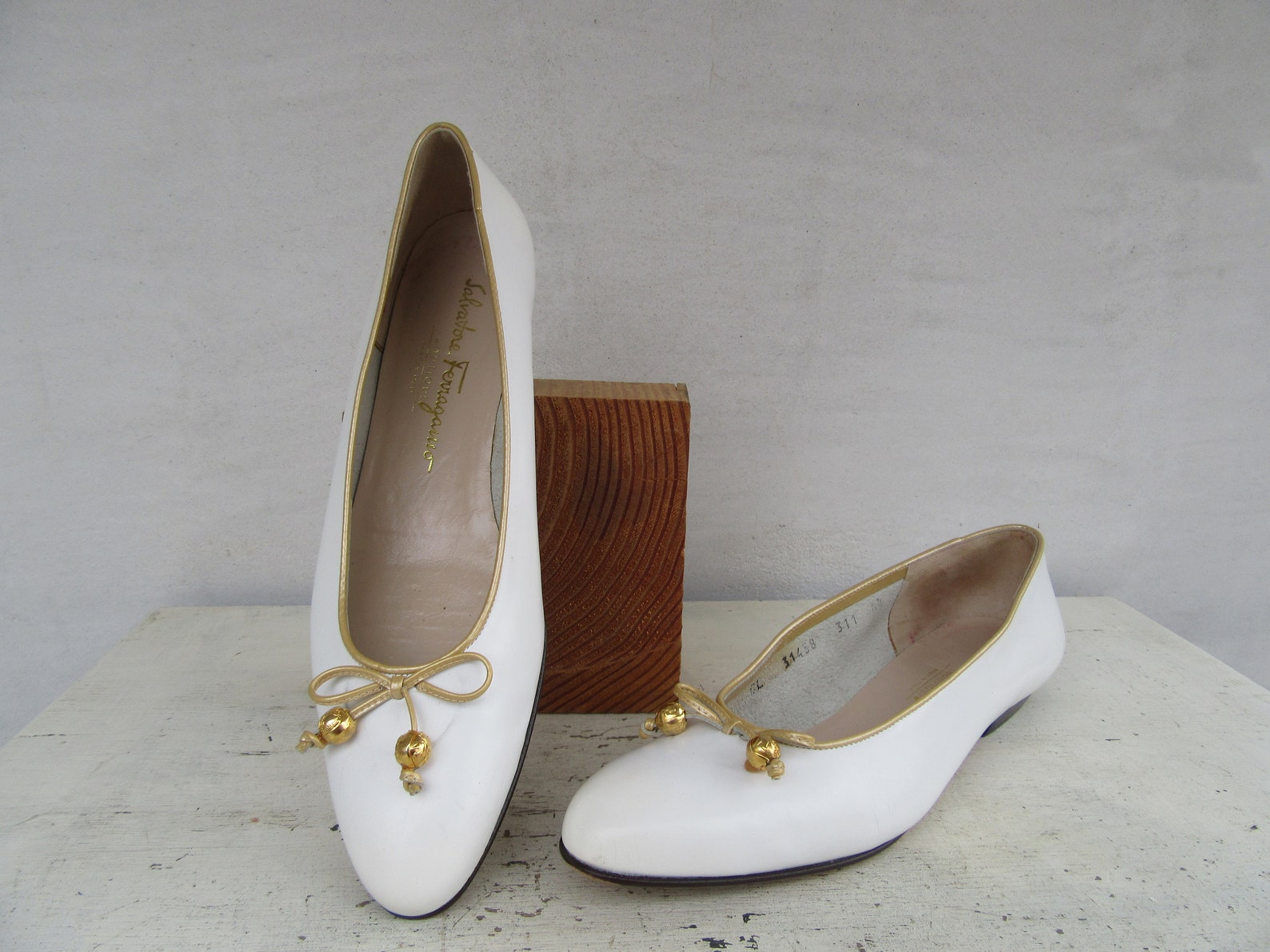 salvatore ferragamo bow flats white and gold leather ballet shoes size 8.5 aa narrow width 39 euro