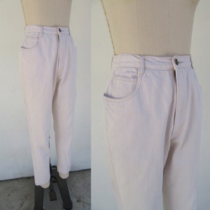 Puede incluir: Un par de pantalones vaqueros de color beige claro de cintura alta con corte recto.