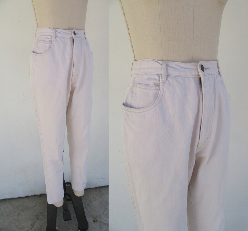 Puede incluir: Un par de pantalones vaqueros de color beige claro de cintura alta con corte recto.