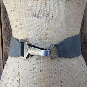 1980s Gray Stretch Belt | Cinch Belt | 80s Wide Waist Belt | Leather and Elastic Hook Waist Belt | 25 to 29