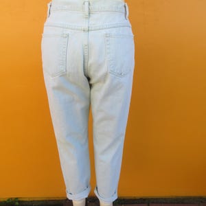 Op de afbeelding: Lichtblauwe denim jeans met een hoge taille en een rechte pijp. De jeans zijn aan de onderkant gezoomd.