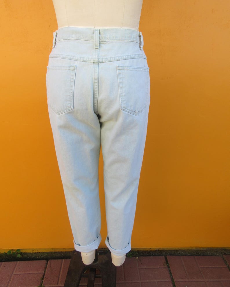 Op de afbeelding: Lichtblauwe denim jeans met een hoge taille en een rechte pijp. De jeans zijn aan de onderkant gezoomd.