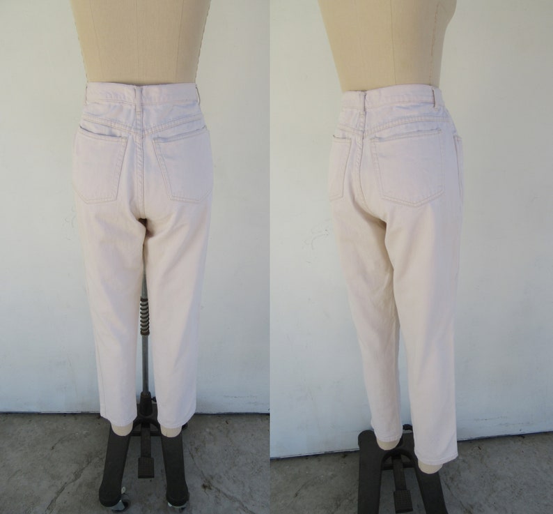 Puede incluir: Un par de pantalones vaqueros de color beige claro de cintura alta con pierna recta.