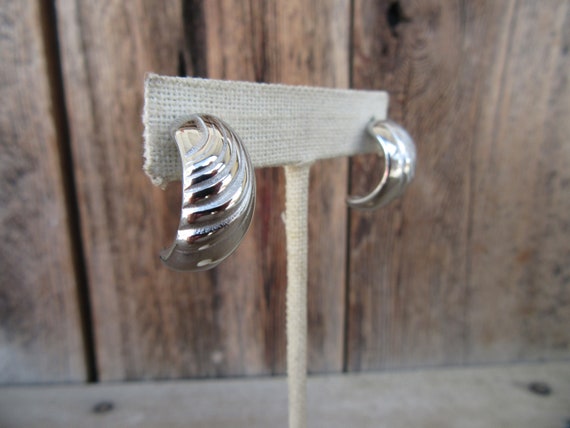 90s Silver Tone Earrings | Textured Teardrop Hoop… - image 6