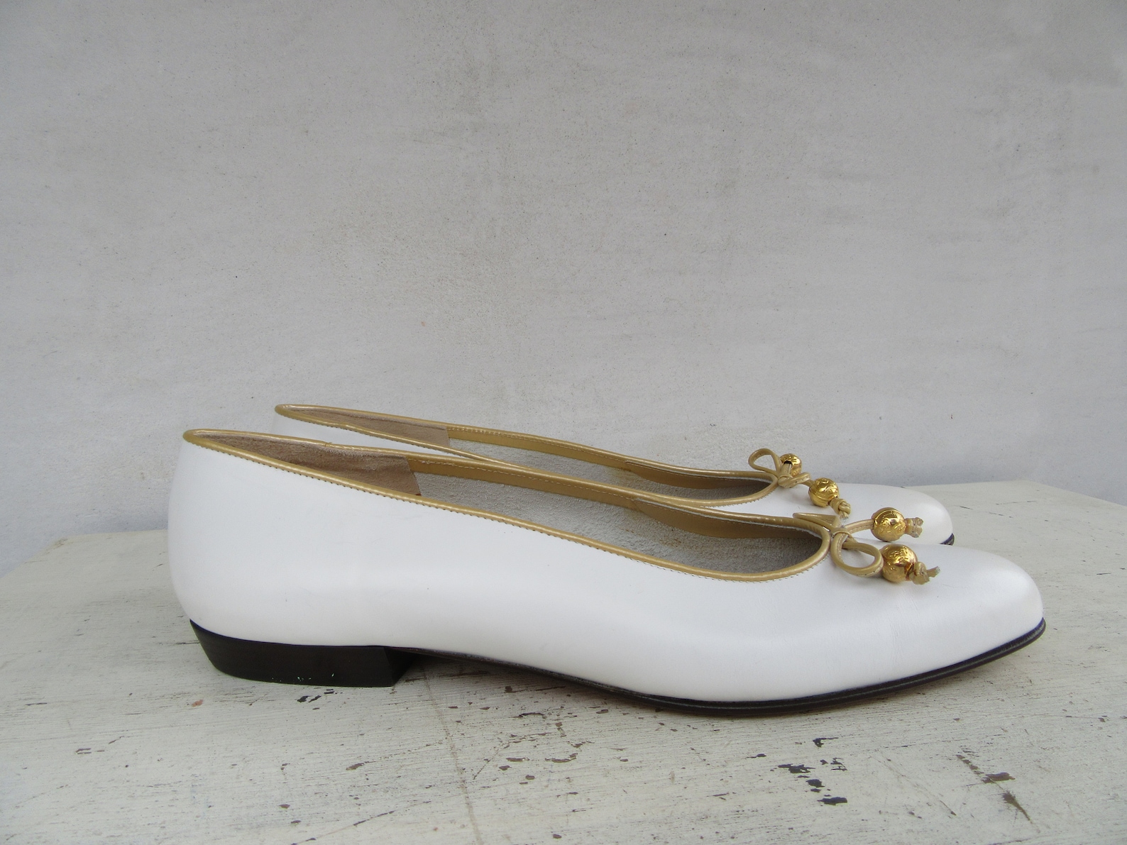 salvatore ferragamo bow flats white and gold leather ballet shoes size 8.5 aa narrow width 39 euro