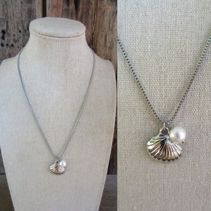 90s Silver Tone Chain Necklace with Shell Pendant with Faux Pearl | Resort Flair Nautical Art Deco Vacation Necklace | Statement Jewelry