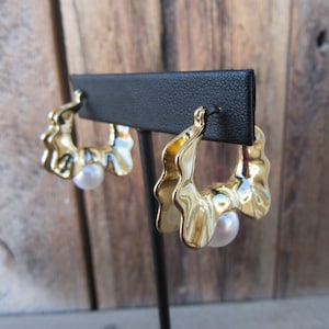 90s Scalloped Gold Tone Hoops | Faux Pearl Chunky Hoop Earrings | Business Casual Minimalist Jewelry