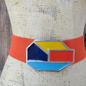 Cintura larga arancione anni &#39;80 / Cintura elasticizzata / Fibbia stile Memphis smaltata a blocchi di colore / Cintura di dichiarazione anni &#39;80 / da 32 a 36