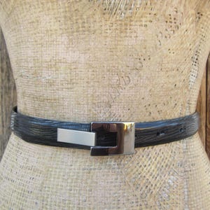 90s Black Lizard Grain Leather Skinny Belt | Black Officecore Corpcore Business Casual Black Leather Belt | 31.5 to 34.5