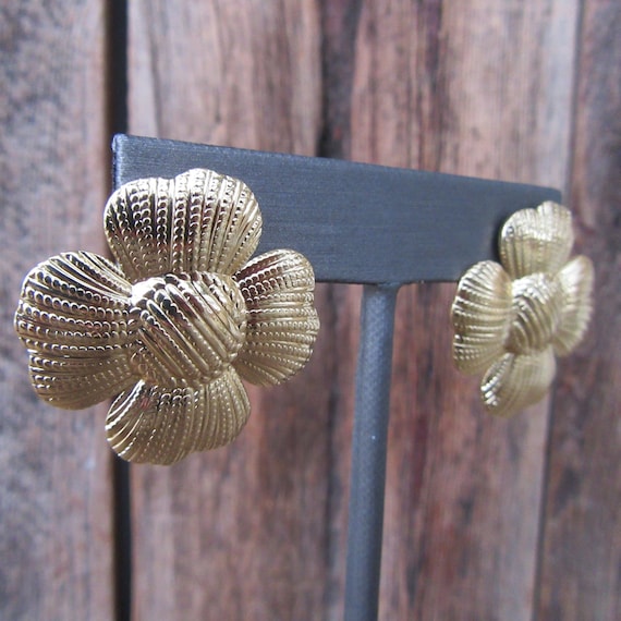 Boucles D'oreilles Vintage Alternances - Résine Dorée Années 90, Motif Fleurs, Fermoir Clip, Occasion
