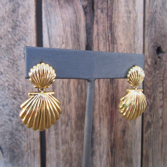 90s Earrings | Shell Doorknocker Earrings | Fluted Shell Fan Shaped Dangle Earrings | Nautical Earrings | Resort Chic Earrings