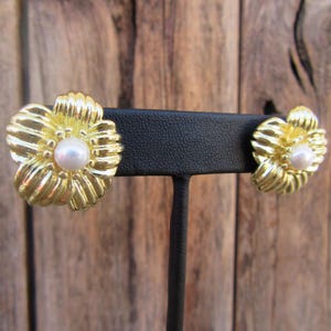 90s Gold Tone Floral Earrings | Faux Pearl Center Flower Earrings | Gold Tone Flower Stud Post Pierced Statement Earrings