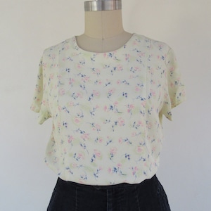 90s Rayon Button Back Cottagecore Floral Blouse | Pastel Yellow Short Sleeve Minimalist Blouse | Business Casual Minimal Flower Top | M