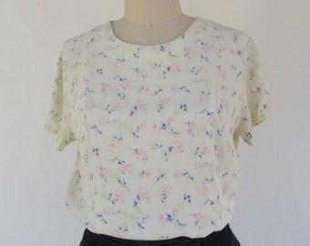 90s Rayon Button Back Cottagecore Floral Blouse | Pastel Yellow Short Sleeve Minimalist Blouse | Business Casual Minimal Flower Top | M