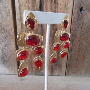 Orecchini pendenti in oro cabochon anni &#39;90 / Orecchini modernisti in metallo martellato e cabochon rosso