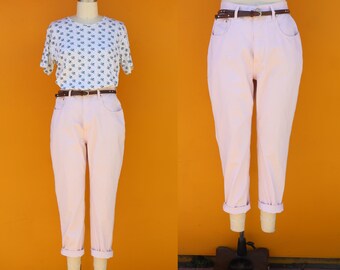 Dżinsy typu mom jeans z wysokim stanem i pięcioma kieszeniami w rozmiarze PLUS SIZE w stylu lat 90. w kolorze różowym | Zwężane spodnie jeansowe w kolorze różowym z płatkami | Rozmiar talii 31, 14