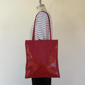 Grand cabas fourre-tout en similicuir verni végétalien en vinyle croco des années 80 et 90 | Sac cabas façon croco en faux cuir végétalien rouge