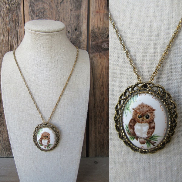 Collier MCM Big Eye Owl des années 70 | Pendentif hibou camée en résine figurative Mod des années 60 | Boho Hippie Festival 24" Collier chaîne en or | Broche hibou