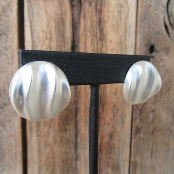 90s Matte Silver Tone Chunky Button Earrings  | R… - image 1
