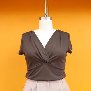 90s Brown Weighty Surplice Front Short Sleeve Top | Ruched Gathered Front Shirt Blouse | Size M