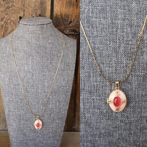 Pendentif médaillon néo-Art déco cloisonné doré des années 80 et 90 | Collier ovale avec cadre photo en strass et émail rose, chaîne de 20 po.
