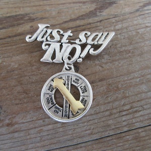 NOS 80-tals grov silver- och guldfärgad Just Say No-brosch | Mekanisk 3D-nål | Snurra hjulet-pilnål