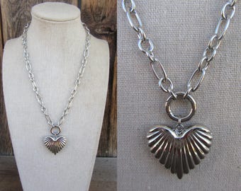 90er Jahre Silberfarbene Chunky Herzkette | Herz-Anhänger | Chunky breite Halskette | 43 cm Choker mit dicker Kette