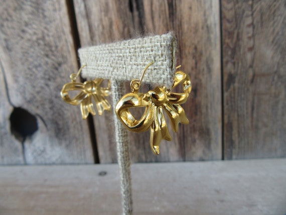 90s Minimalist Gold Tone Hoops Earrings | Bow Lev… - image 3