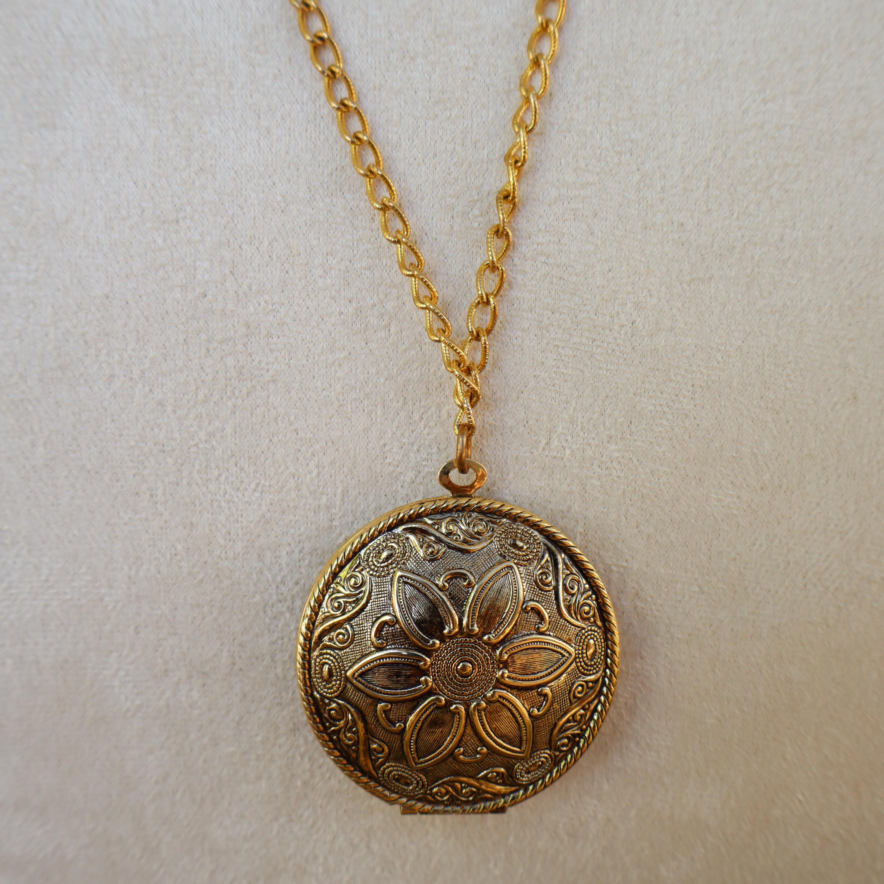 70s 80s Gold Tone Chunky Large Round Ornate Locket Mod Chain
