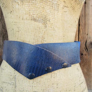 80s Blue Stretch Wide Waist Belt | Cinch Belt | Corset Belt | Embossed Lizard Grain Faux Leather 1980s Elastic Belt | 26 to 30