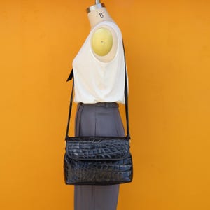 Sac à bandoulière noir en similicuir végétalien Moc Croc des années 90 | Sac à main cartable en vinyle embossé croco | Sac à bandoulière structuré