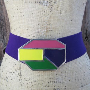 Cintura larga viola anni &#39;80 / Cintura elasticizzata / Fibbia in stile Memphis smaltata a blocchi di colore / Cintura statement anni &#39;80 / da 35 a 42 / Taglie forti