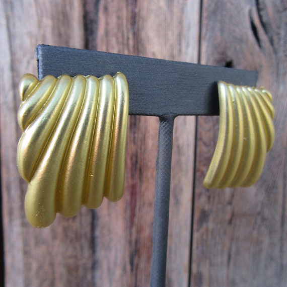 90s Matte Gold Tone Earrings | Fluted Scalloped C… - image 1