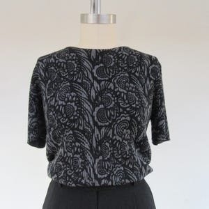 90s Black and Charcoal Gray Floral Print Merino Wool Short Sleeve Sweater Top | Minimal Officecore Sweater Shirt Blouse | L