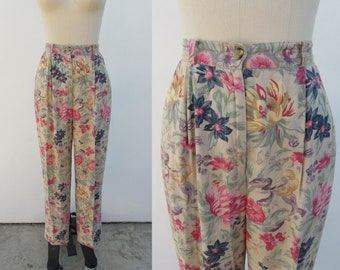 Könnte beinhalten: Beigefarbene, hochgeschnittene Hose mit einem Blumendruck in Rosa, Gelb, Blau und Grün. Die Hose hat eine gefaltete Vorderseite und ein gerades Bein.