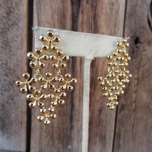 Jaren 90 goudkleurige bloemen hangoorbellen | Doorknocker-oorbellen bloempaneel | Statementoorbellen