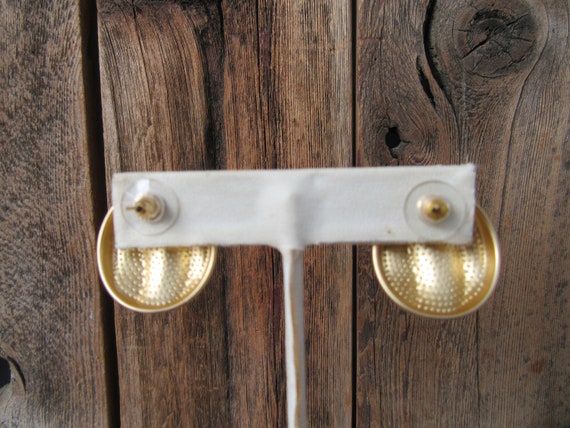 90s Matte Gold Tone Chunky Button Earrings  | Rib… - image 4