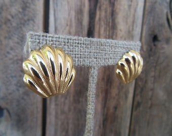 90s Earrings | Gold Tone Chunky Shell Shape Earrings | Small Minimalist Earrings | Resort Chic Earrings